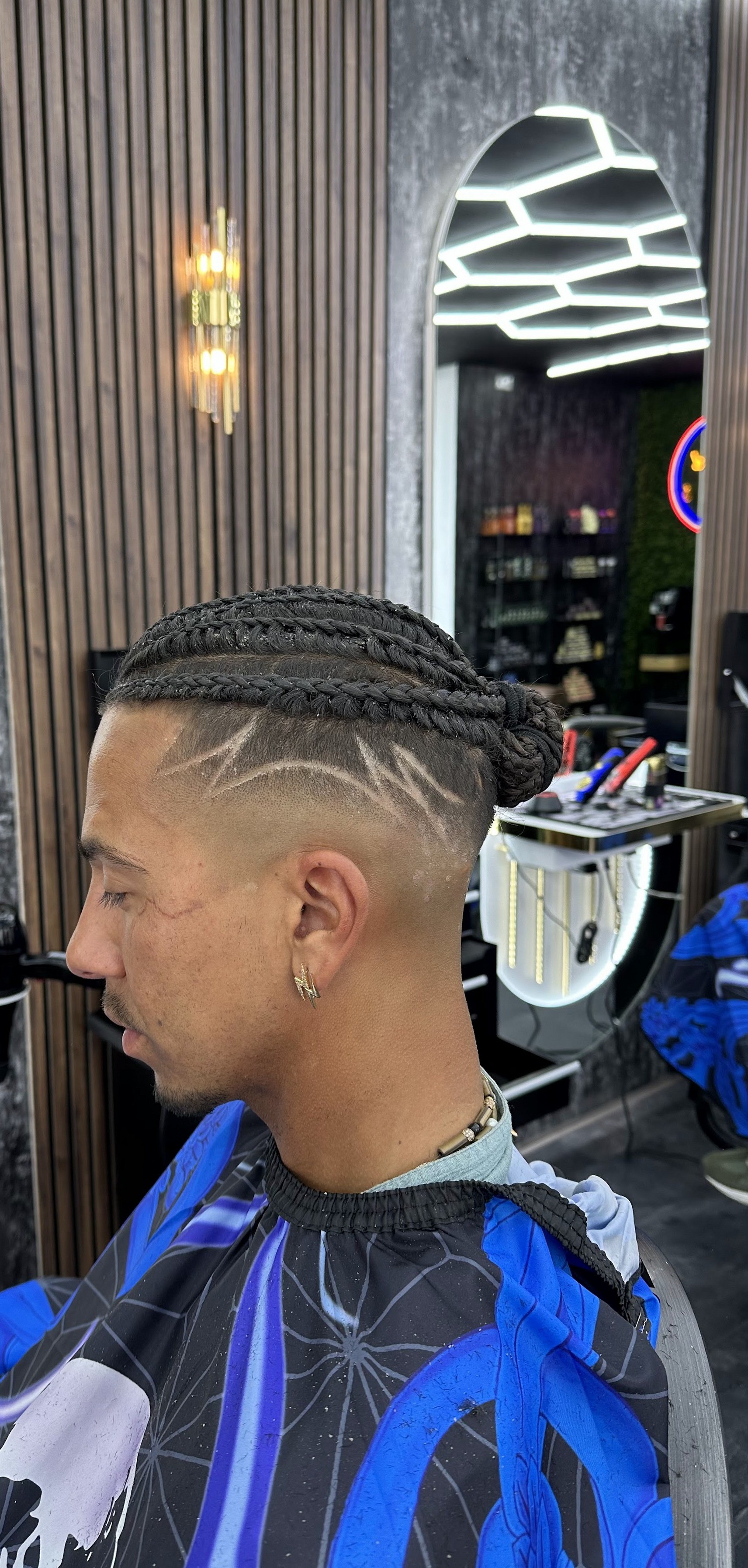 Vlechten bovenop met een fade en een geschoren lijn aan de zijkant