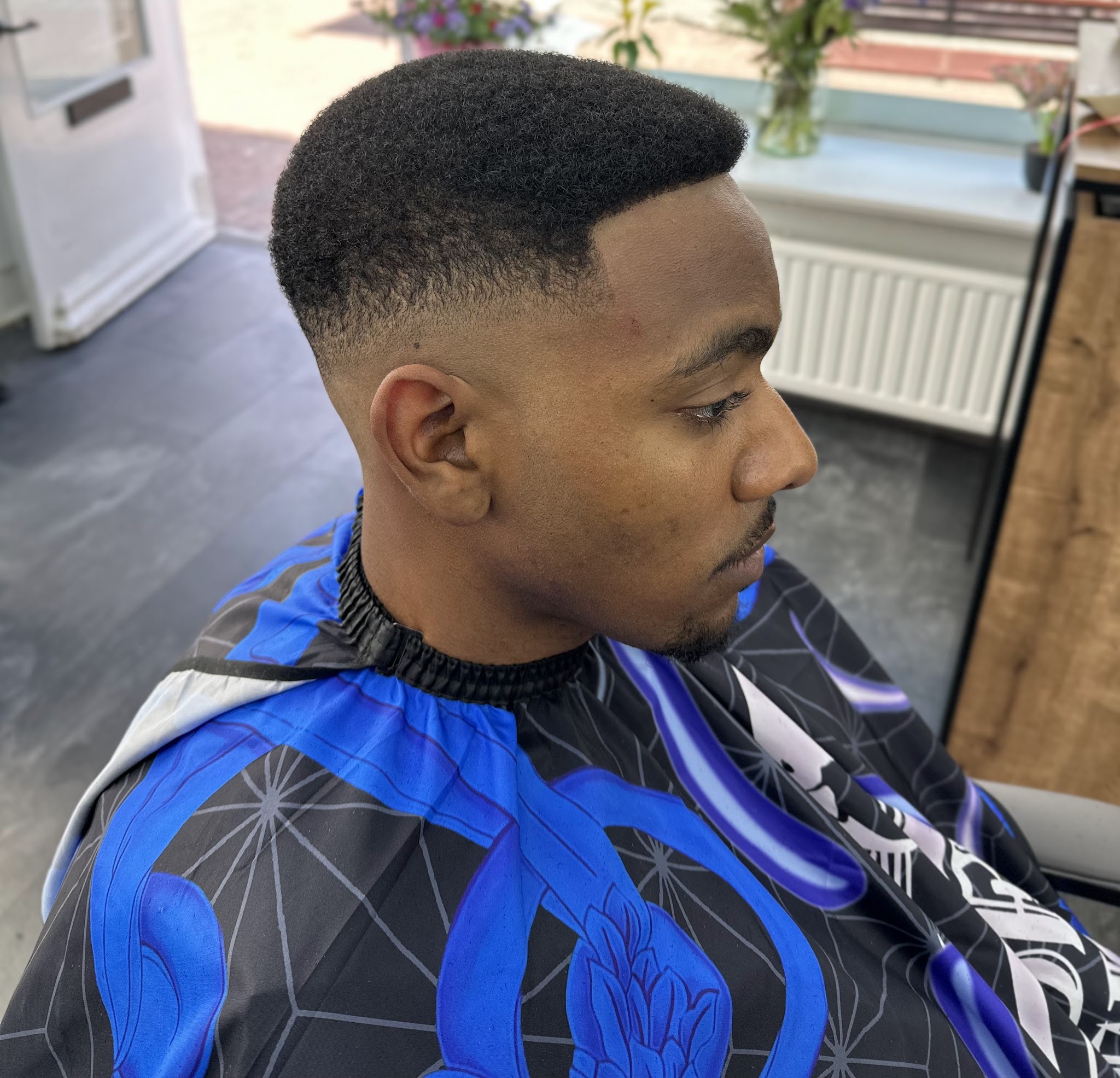 Fresh fade bij het raam van de zaak aan de Langeviele
