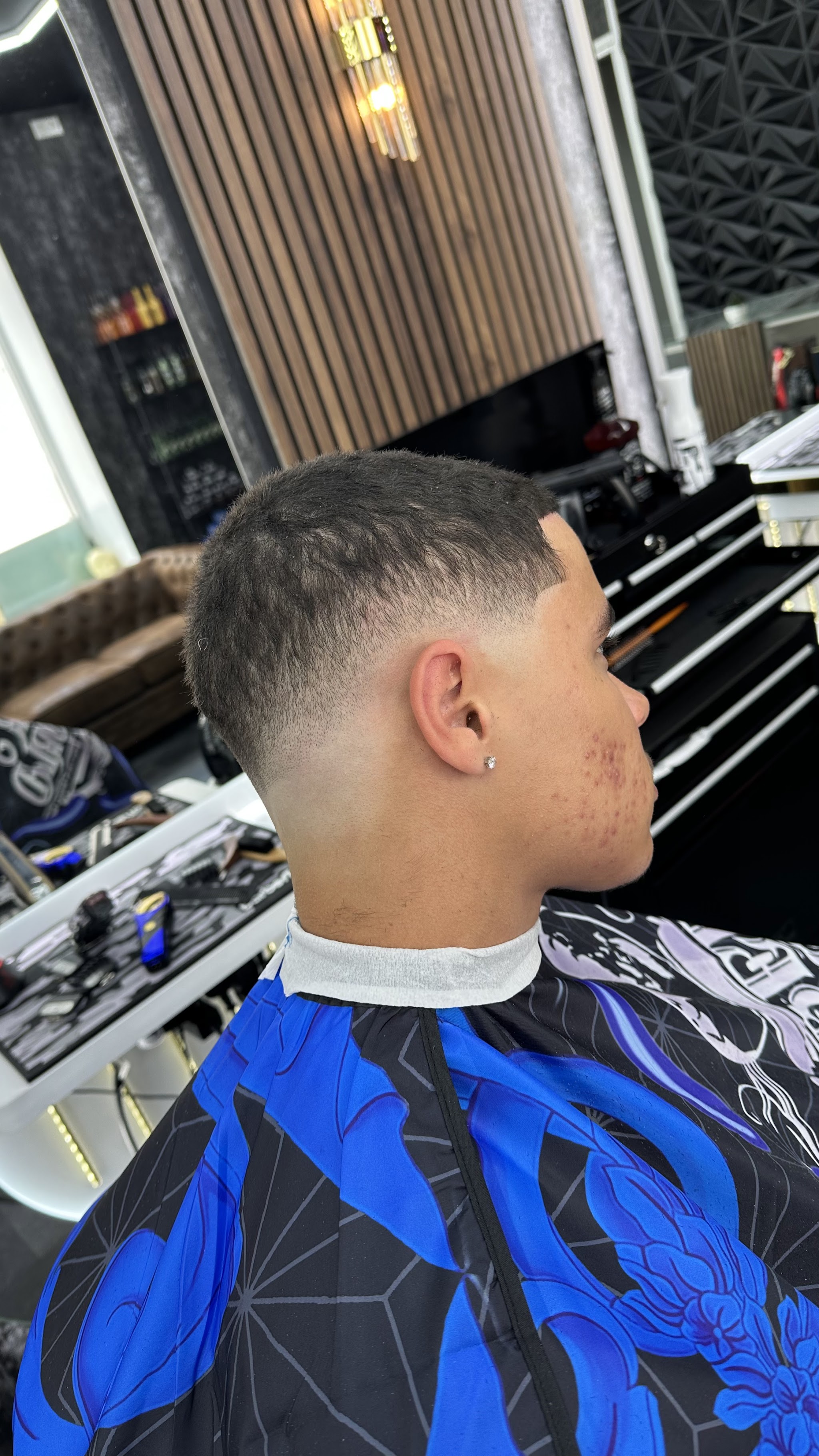Skin fade van achteren gezien, net geknipt in de stoel